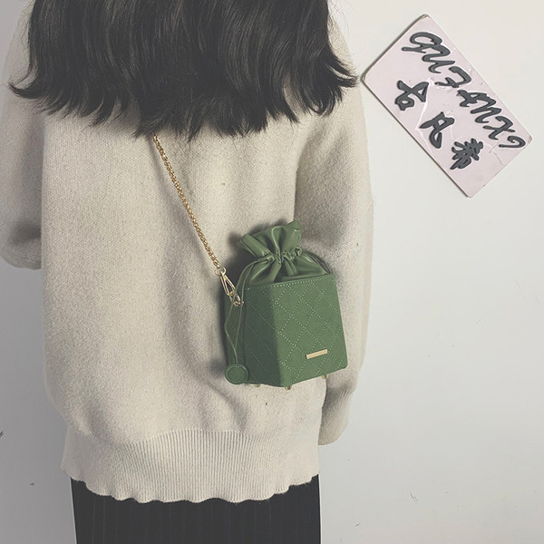 Női táska és nyakkendő fém lánccal több színben