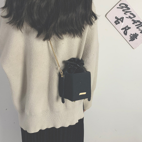 Női táska és nyakkendő fém lánccal több színben