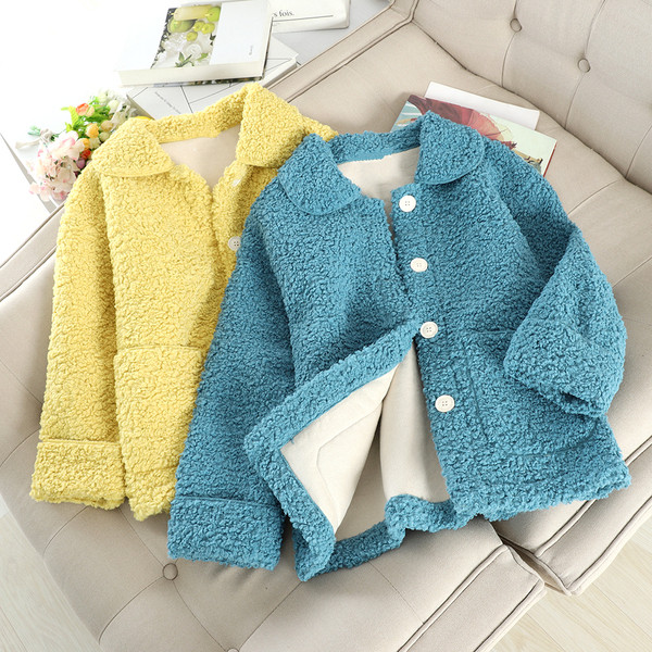 Modern női kabát zsebekkel, különböző színekben