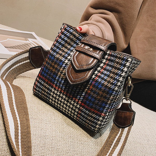 Kockás női válltáska széles fogantyúval