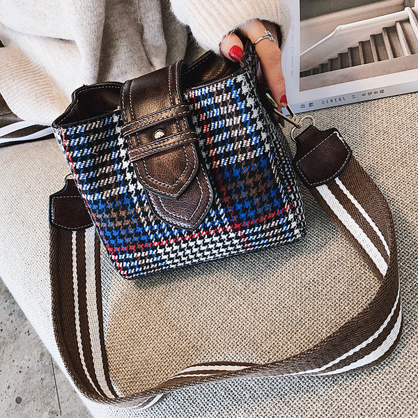 Kockás női válltáska széles fogantyúval