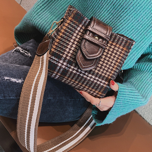 Kockás női válltáska széles fogantyúval