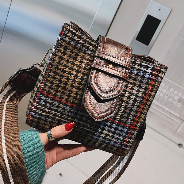 Kockás női válltáska széles fogantyúval