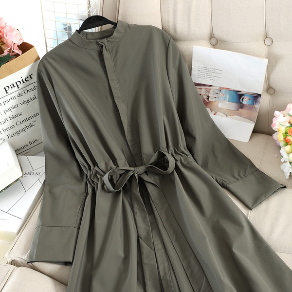 Női hosszú ruha szabású modell, derekán övvel, fekete és zöld színben