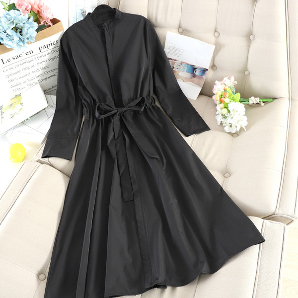 Női hosszú ruha szabású modell, derekán övvel, fekete és zöld színben