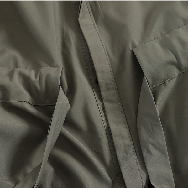 Női hosszú ruha szabású modell, derekán övvel, fekete és zöld színben