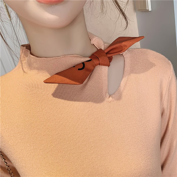 Aktuális női pulóver pólógallérral, narancssárga, zöld és fekete színben