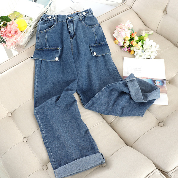 Modern női széles farmer, kék színű zsebbel és gombokkal