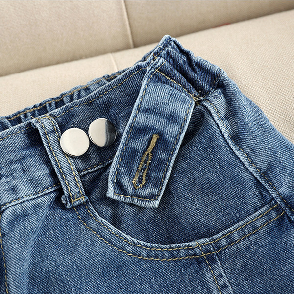 Modern női széles farmer, kék színű zsebbel és gombokkal