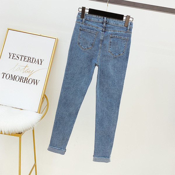 Modern női farmer szakadt mintával, kék színben