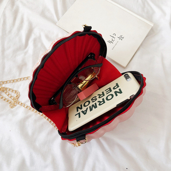 Modern női táska cipzárral és fém lánccal több színben