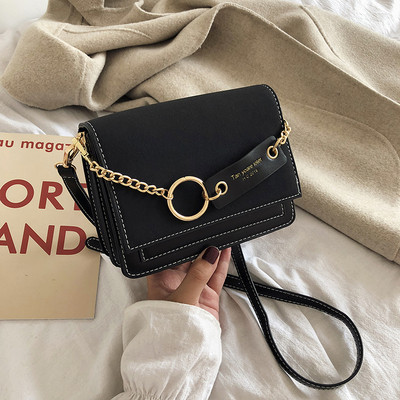 Modern női táska fém elemekkel, hosszú füllel, többféle színben