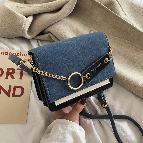 Modern női táska fém elemekkel, hosszú füllel, többféle színben