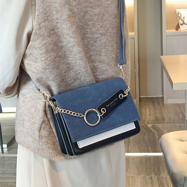 Modern női táska fém elemekkel, hosszú füllel, többféle színben