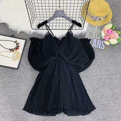 Modern női ruha spitz nyakkivágással, fekete, fehér és piros színben