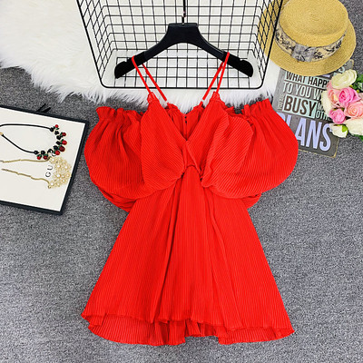 Modern női ruha spitz nyakkivágással, fekete, fehér és piros színben