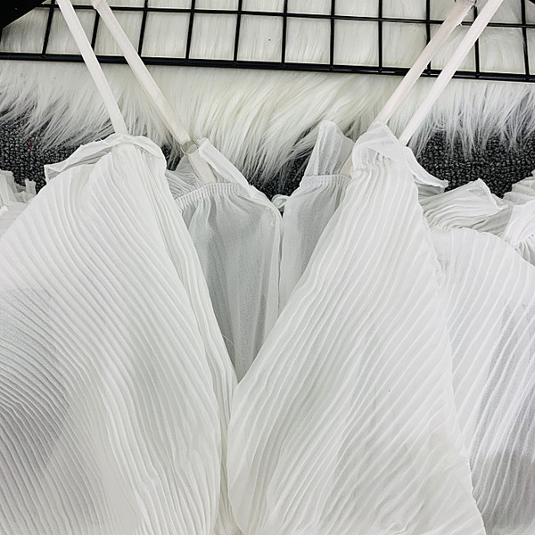 Modern női ruha spitz nyakkivágással, fekete, fehér és piros színben