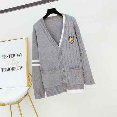 Szürke színű női kardigán gombokkal és zsebekkel