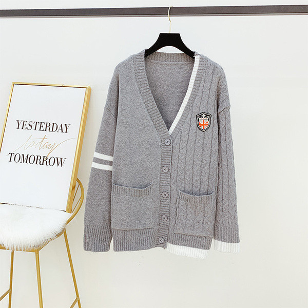 Szürke színű női kardigán gombokkal és zsebekkel