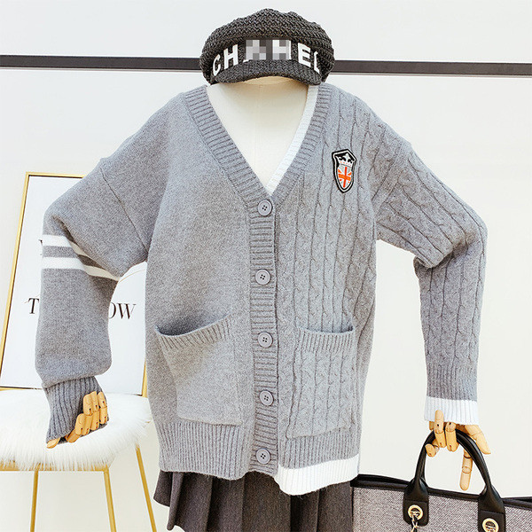 Szürke színű női kardigán gombokkal és zsebekkel