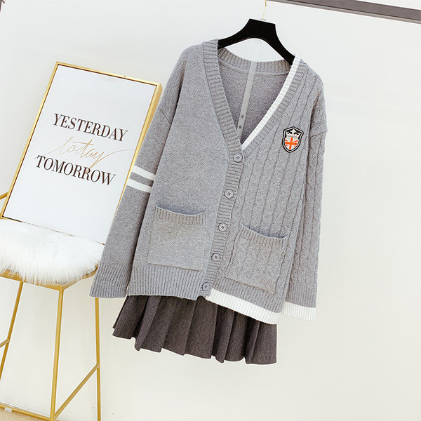 Szürke színű női kardigán gombokkal és zsebekkel