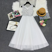 Stílusos női ruha flitterekkel - fehér szabásmintával