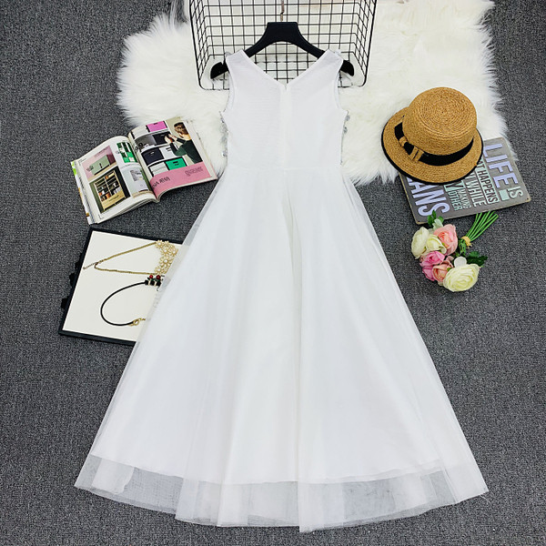 Stílusos női ruha flitterekkel - fehér szabásmintával