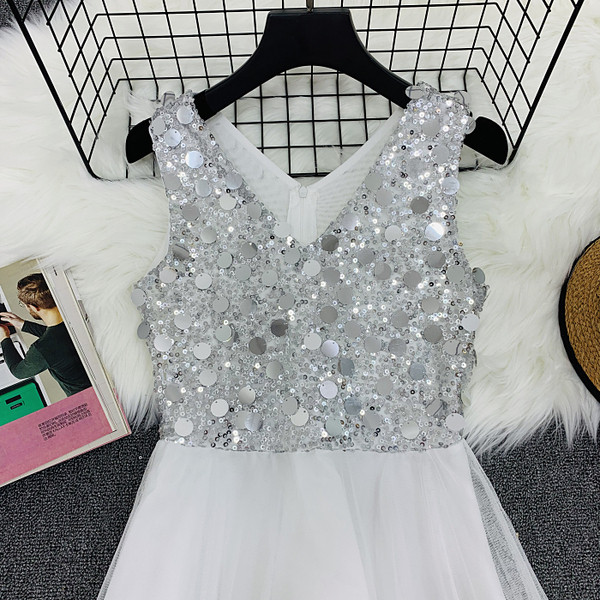 Stílusos női ruha flitterekkel - fehér szabásmintával