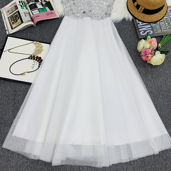 Stílusos női ruha flitterekkel - fehér szabásmintával