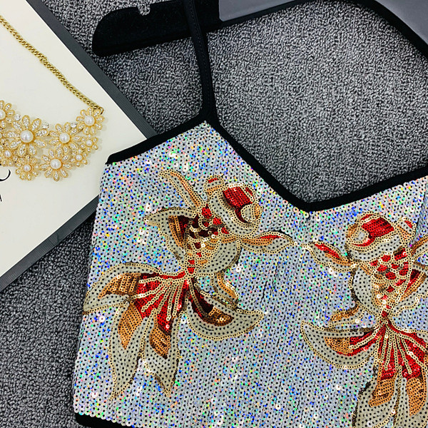 Modern női felső vékony pántokkal és flitterekkel