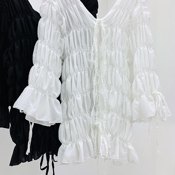 Új modell női ruha spitz nyakkivágással fehér és fekete színben