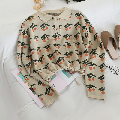 Vékony kötésből készült, hétköznapi női pulóver gallérral, kék és bézs színben