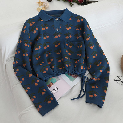 Vékony kötésből készült, hétköznapi női pulóver gallérral, kék és bézs színben