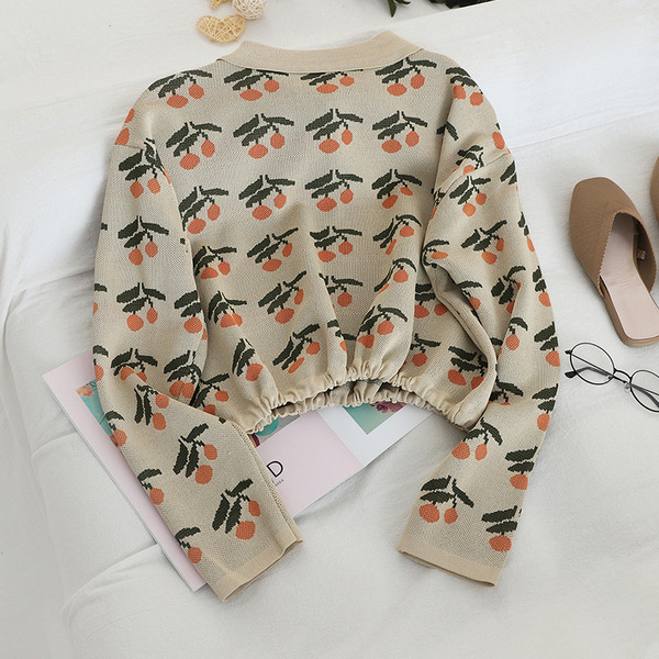 Vékony kötésből készült, hétköznapi női pulóver gallérral, kék és bézs színben