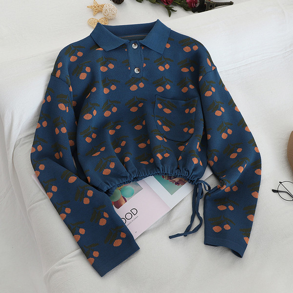 Vékony kötésből készült, hétköznapi női pulóver gallérral, kék és bézs színben