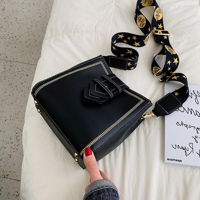 Modern női táska csattal és hosszú füllel