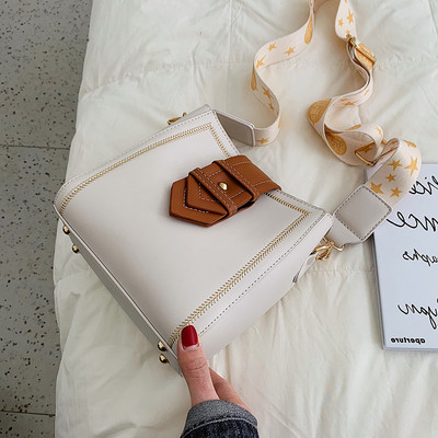 Modern női táska csattal és hosszú füllel