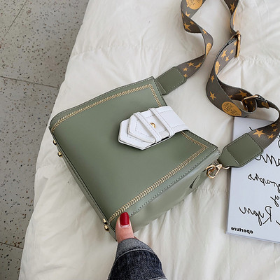 Modern női táska csattal és hosszú füllel