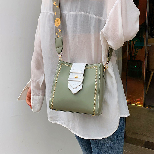 Modern női táska csattal és hosszú füllel