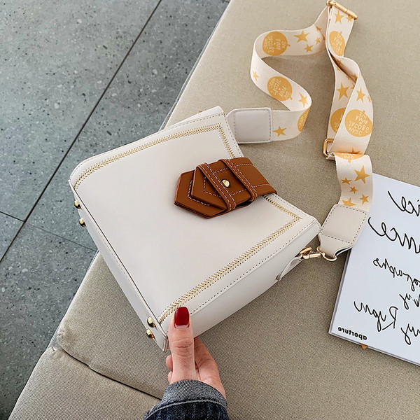 Modern női táska csattal és hosszú füllel