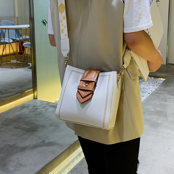 Modern női táska csattal és hosszú füllel