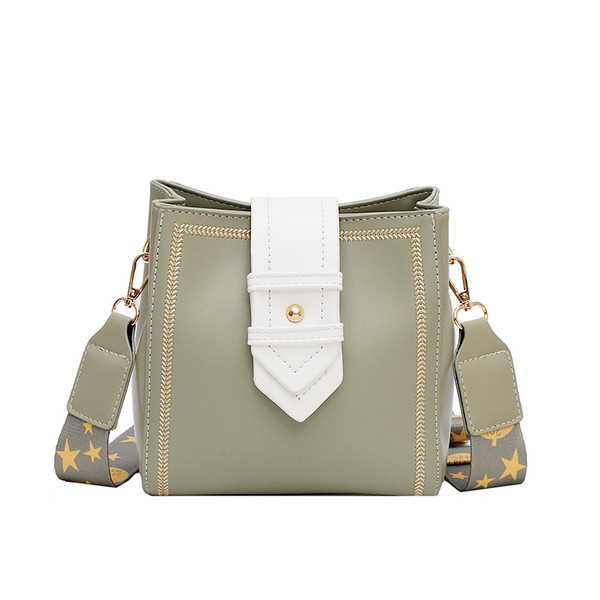 Modern női táska csattal és hosszú füllel