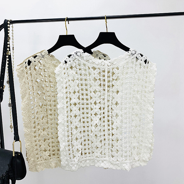 Kötött női felső spitz nyakkivágással