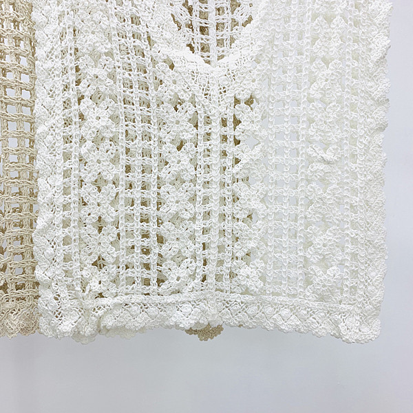 Kötött női felső spitz nyakkivágással