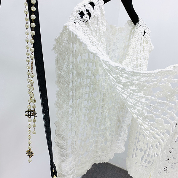 Kötött női felső spitz nyakkivágással