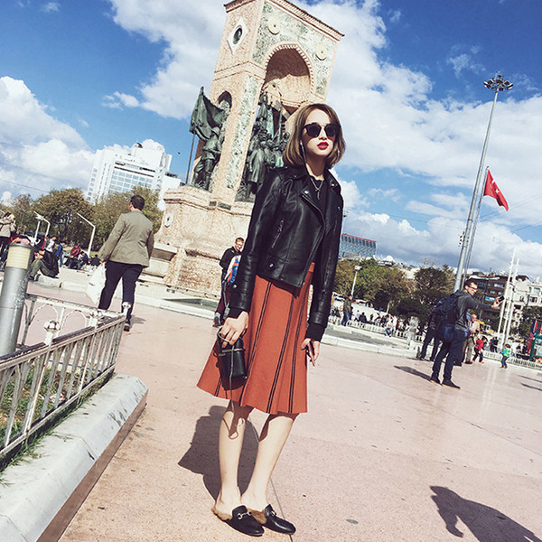 Modern női bőrkabát fekete színben