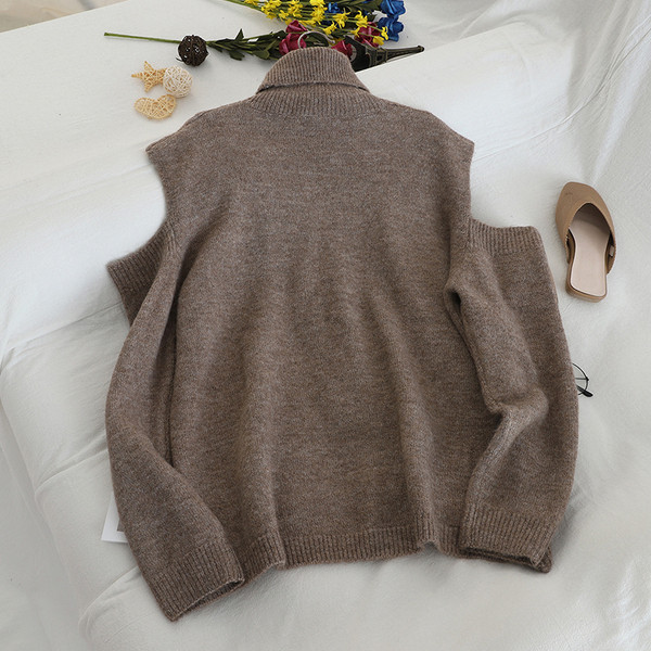 Női pulóver magas gallérral és csupasz vállú, különböző színekben