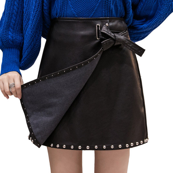Új modell aszimmetrikus női szoknya fém elemekkel fekete színben