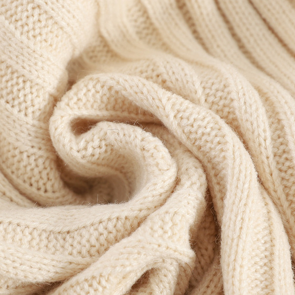 Alkalmi női pulóver fürtökkel és ovális nyakkivágással