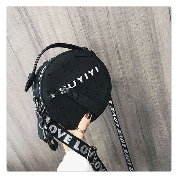 Modern női táska kerek formában, rövid és hosszú füllel